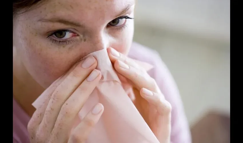 No automedicarse ni tomar remedios caseros, es importante cuidarse, pero según la doctora es un resfriado común.