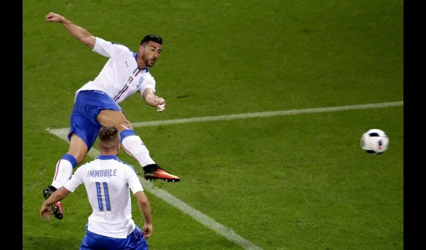 Graziano Pelle prende el balón de media bolea y  de primera, para marcar el segundo gol de Italia. AP
