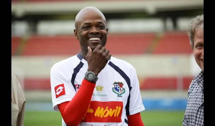 Jorge Dely llega al CAI acompañado de Donaldo González y Pacífico Girón.