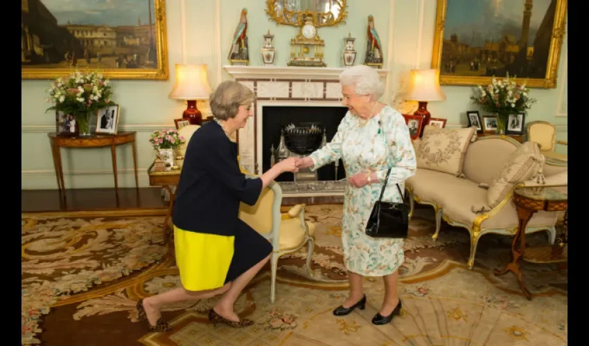 Theresa May y  la reina Isabel II 