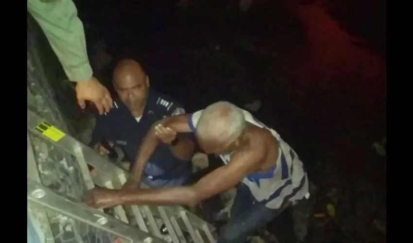 Adulto mayor rescatado por la policía en Río Abajo  