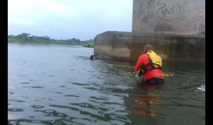 Rescatan a una pareja en el puente Torres en Changuinola