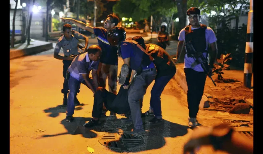 Atacan restaurante en zona diplomática de la capital de Bangladesh