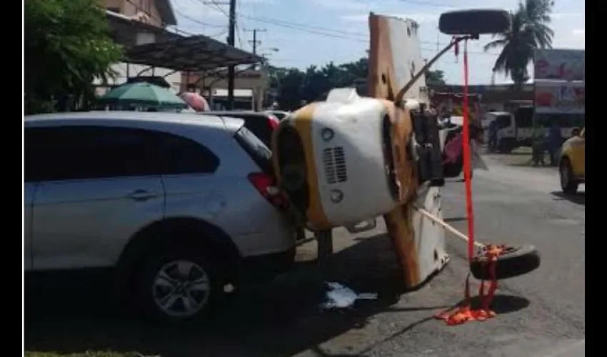 Camionera se cae en la vía cuando era remolcada 