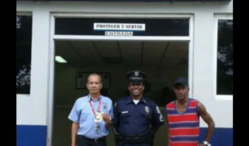 Hombre en Panamá devuelve billetes de la lotería 