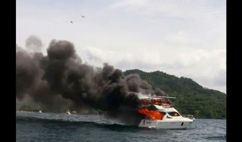 Yate se incendia en Isla Taboga 
