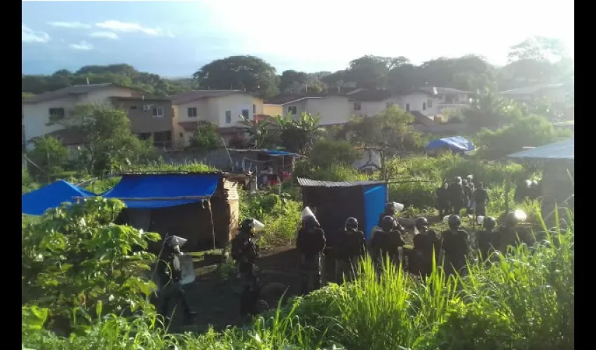 Policía realiza desalojo de precaristas en David  