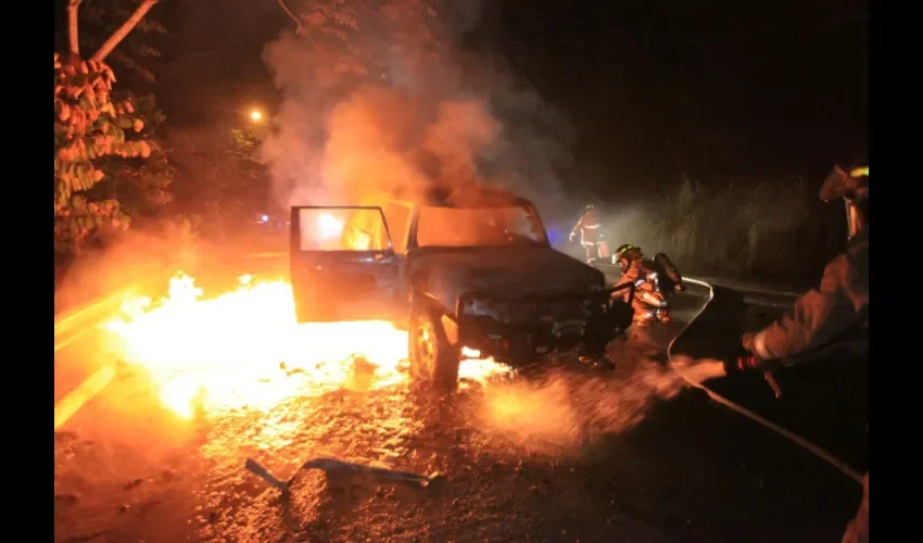 Automóvil se incendia en el Corredor Norte