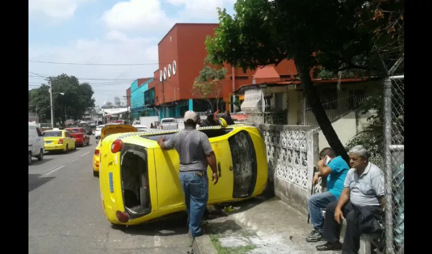 Carro se vuelca en Pueblo Nuevo 