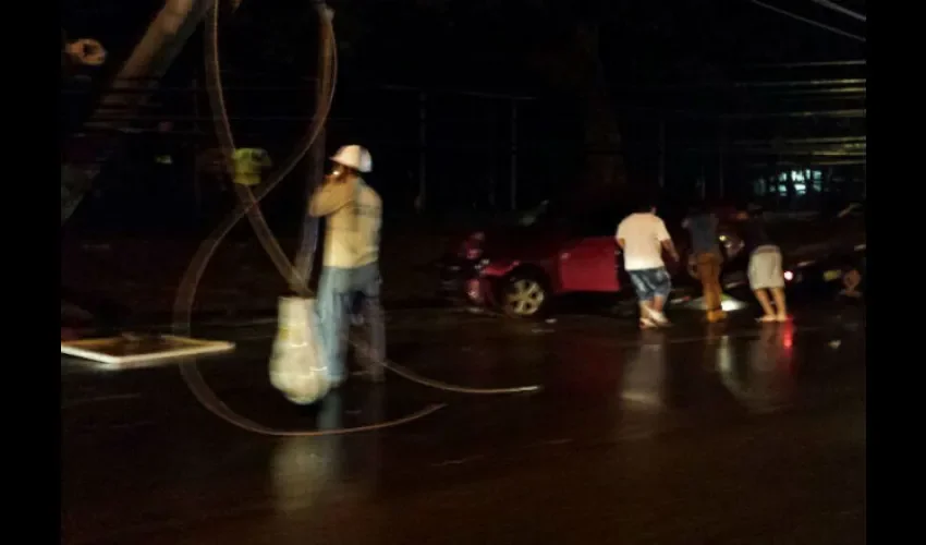 Conductor se estrella contra poste eléctrico en Pedregal