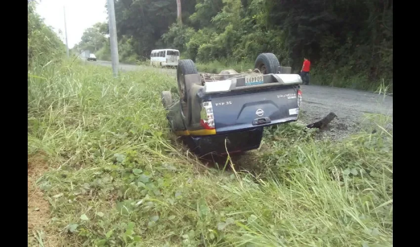 Carro se vuelca en Santa Fé de Darién 