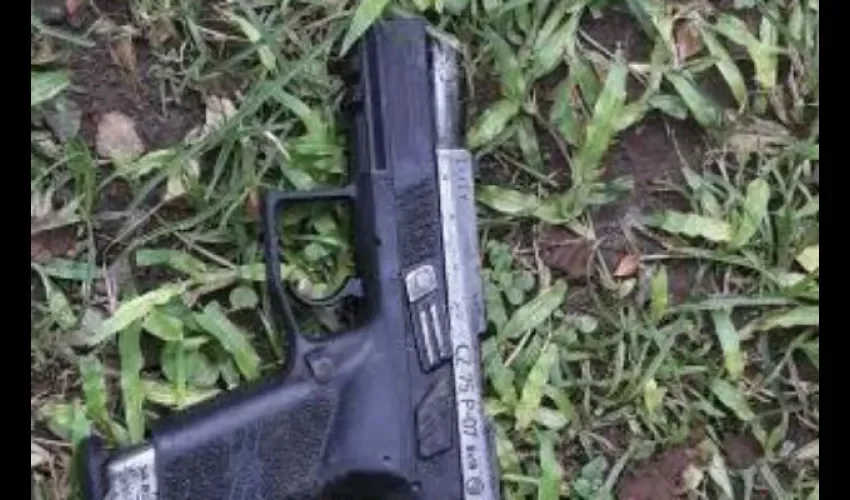 Durante persecución policial, pandillero lanza arma de fuego