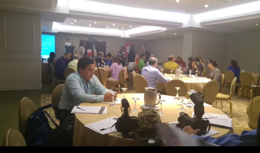 Cinta Roja Empresarial debate sobre VIH/ Sida en los negocios 