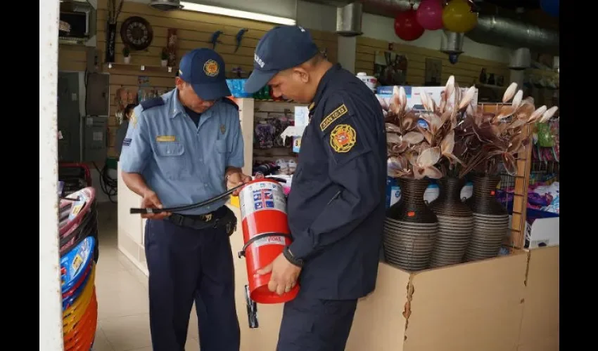 Bomberos inspeccionan comercios en Veraguas 