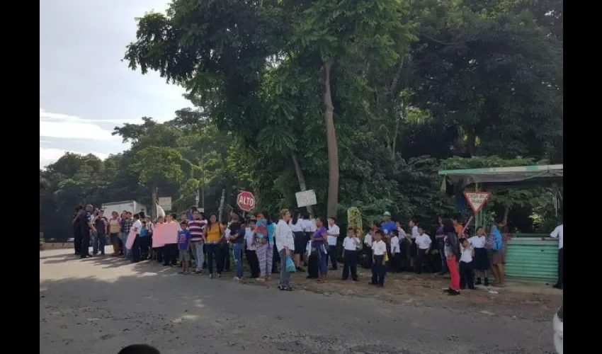Protesta en escuela Jesús en Los Pobres de Loma Cová