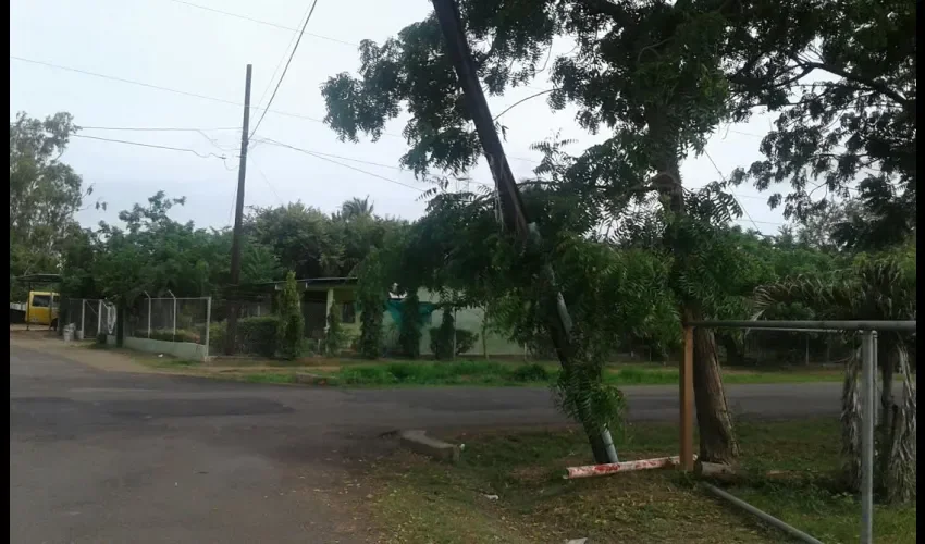 Postes de energía eléctrica en Los Santos 