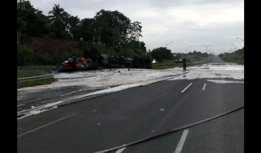 Camión se vuelca en la Autopista Arraiján- La Chorrera