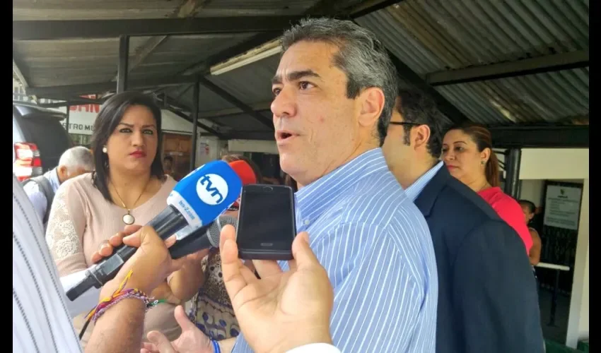 Ministro de salud Miguel Mayo