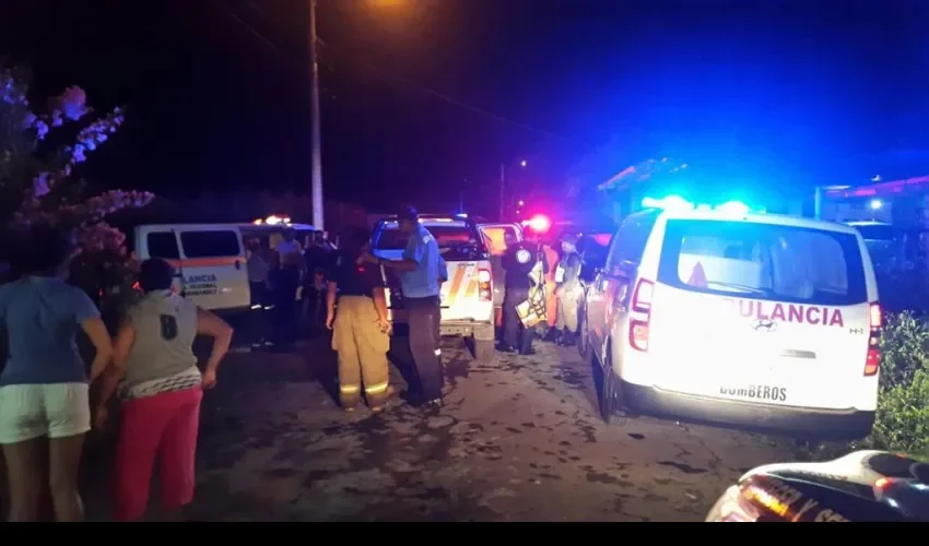 Rescatan a 4 personas arrastradas por cabeza de agua