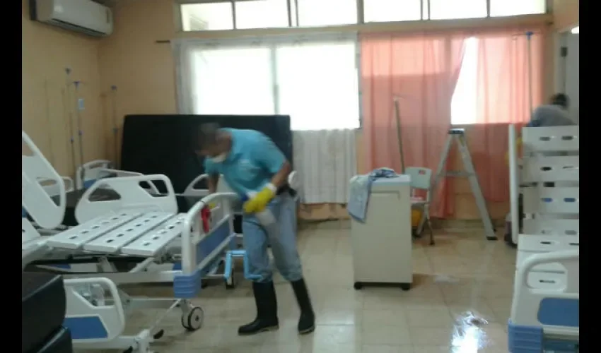 Aguas servidas en Hospital Anita Moreno de La Villa de Los Santos