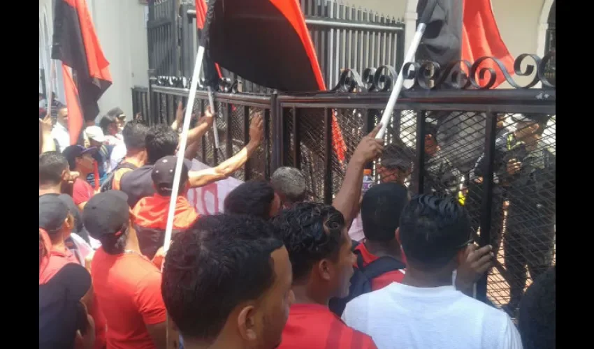Coordinadora Victoriano Lorenzo protestan en la presidencia 