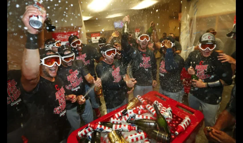 Jugadores de los Indios festejan a lo grande./ Foto AP