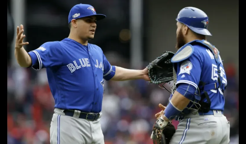 Roberto Osuna, el cerrador, festeja con el máscara Russell Martin./ Foto AP