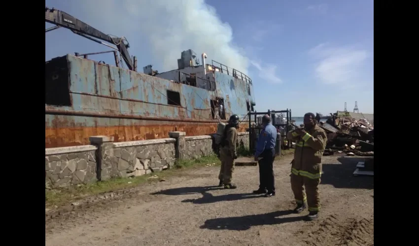 Embarcación se incendió en Colón