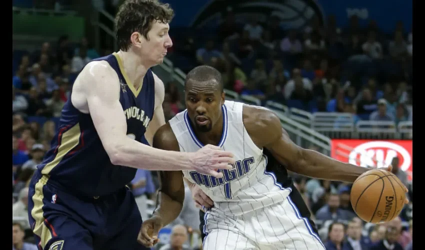 El ala-pívot hispano-congoleño Serge Ibaka (der.)./ Foto AP