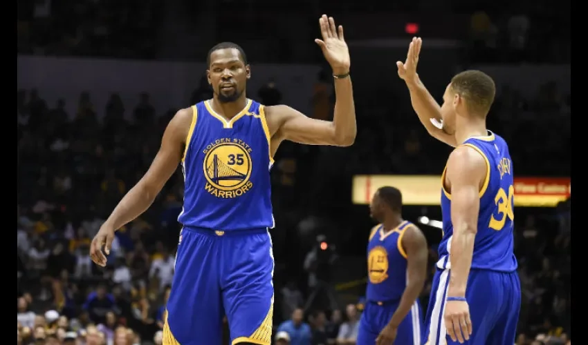 Kevin Durant (izq.) y Stephen Curry./ Foto AP