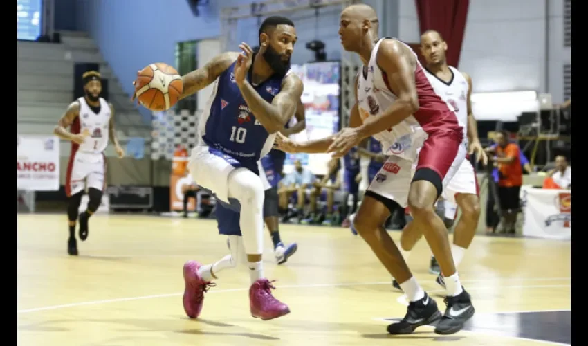 Josimar Ayarza (con el balón) ya comenzó a usar sus zapatillas rosadas./ Foto Cortesía LPB