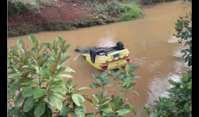 Taxi cae en río Caño Quebrado de La Chorrera