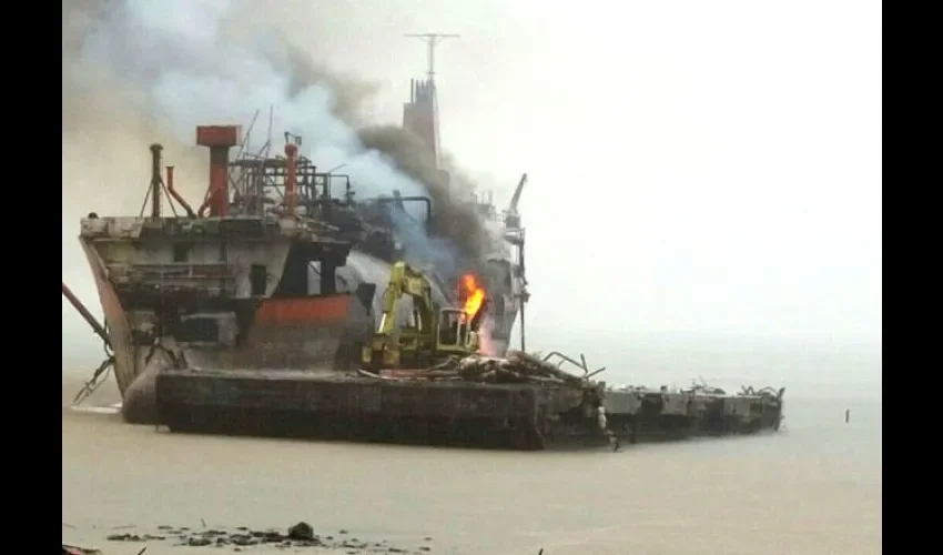 Barcaza se incendia en Vacamonte 