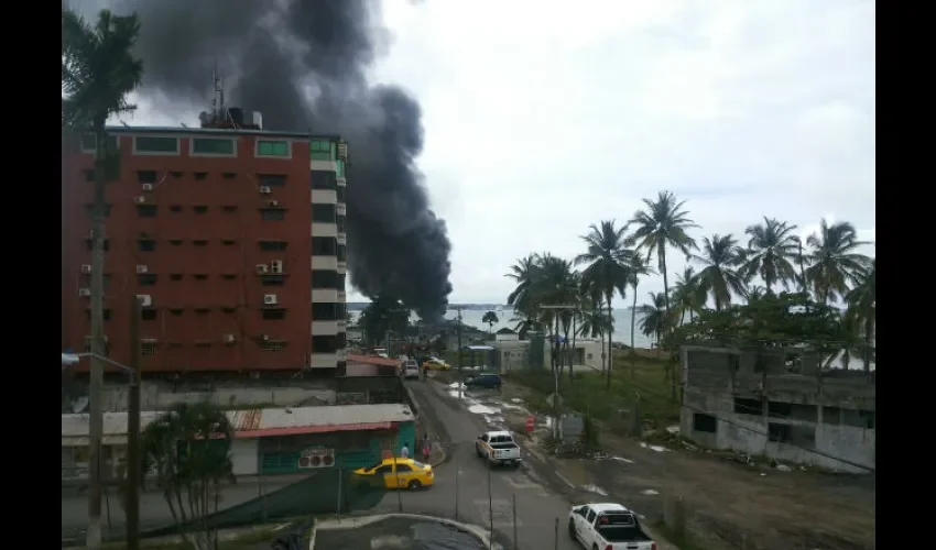 Bomberos sofocan incendio en barco en Colón 