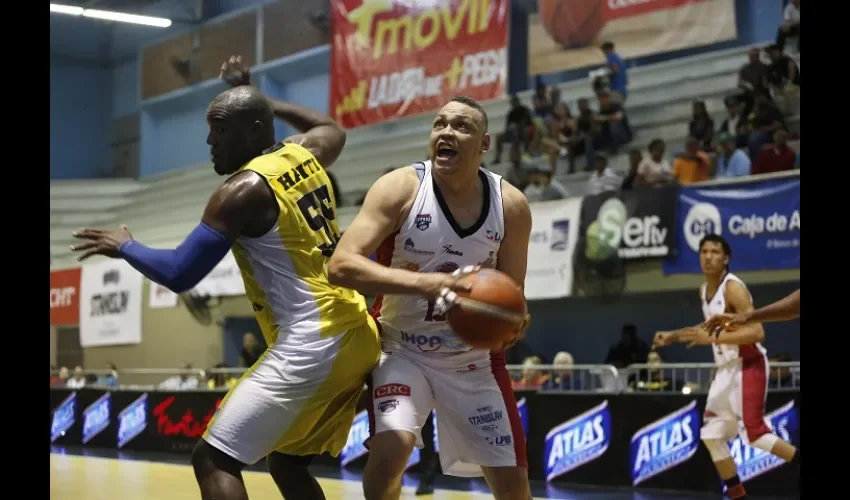 Acción del último encuentro entre Correcaminos y Halcones./ Foto Cortesía LPB