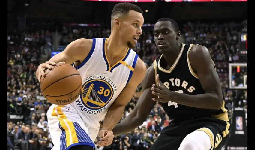 Stephen Curry (izq.) con el balón./ Foto AP