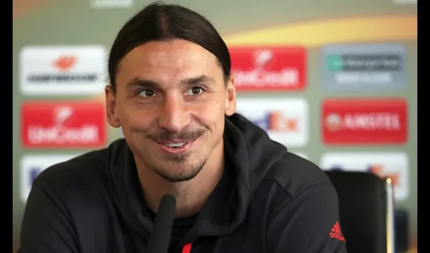 Zlatan disfruta la experiencia en la Premier League. Foto/AP