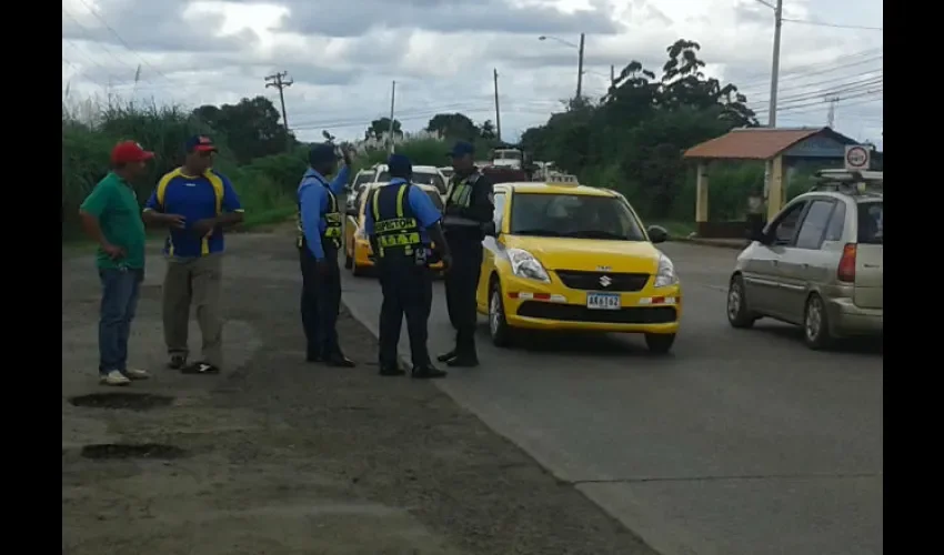 Taxistas y Policía Nacional en La Chorrera 