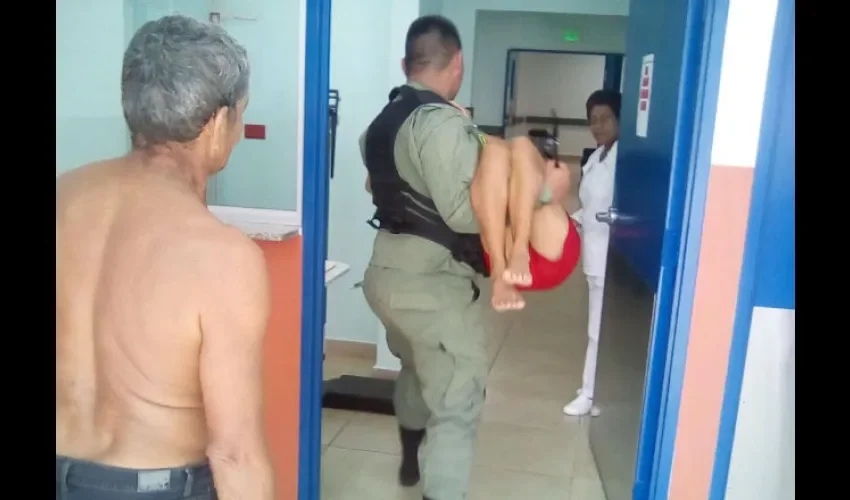 Mujer casi se ahoga en río David