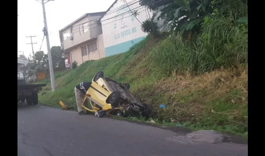 Taxi volcado en Los Andes