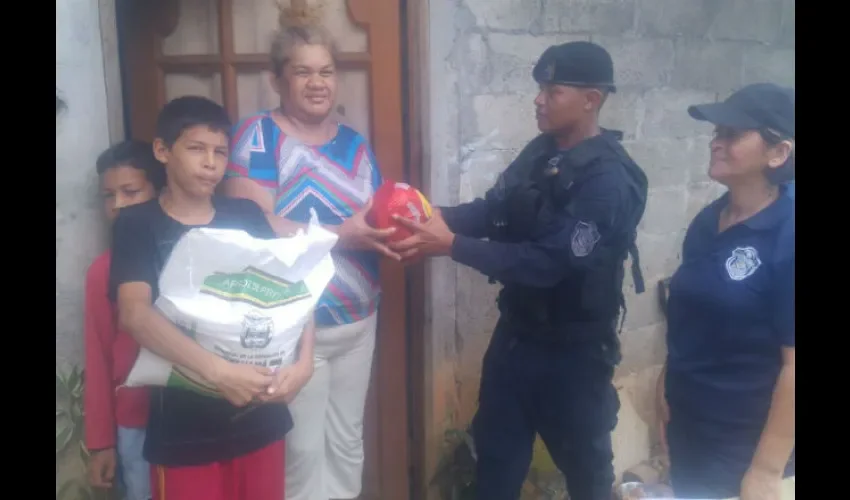 Policia Nacional de Panamá entrega bolsas navideñas 