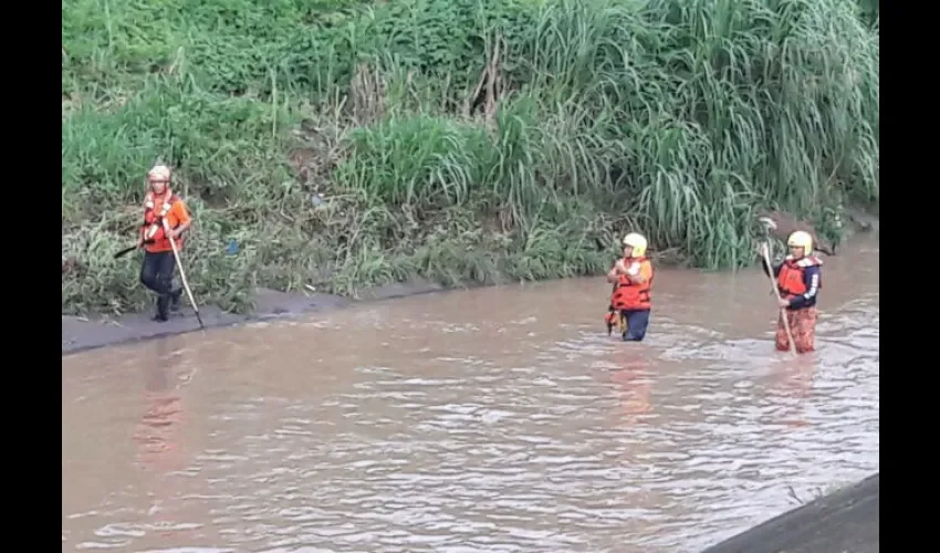 Buscan a menor de 13 años arrastrado por corriente de agua en viejo Veranillo