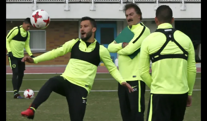 Ricardo La Volpe (c) observa a dos de sus jugadores en el entreno./ Foto AP