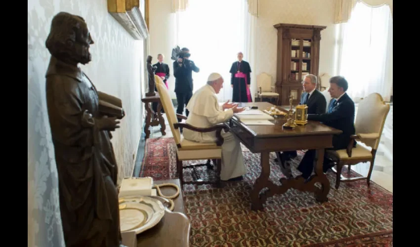 Papa Francisco, Juan Manuel Santos y Álvaro Uribe 