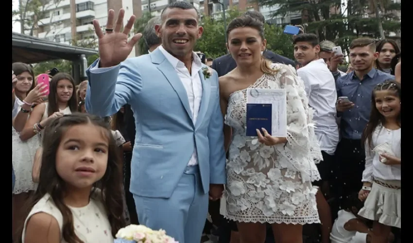 Carlos Tevez saluda al público. Foto/AP