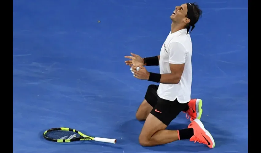 Rafael Nadal  celebra en el suelo su victoria./ Foto AP
