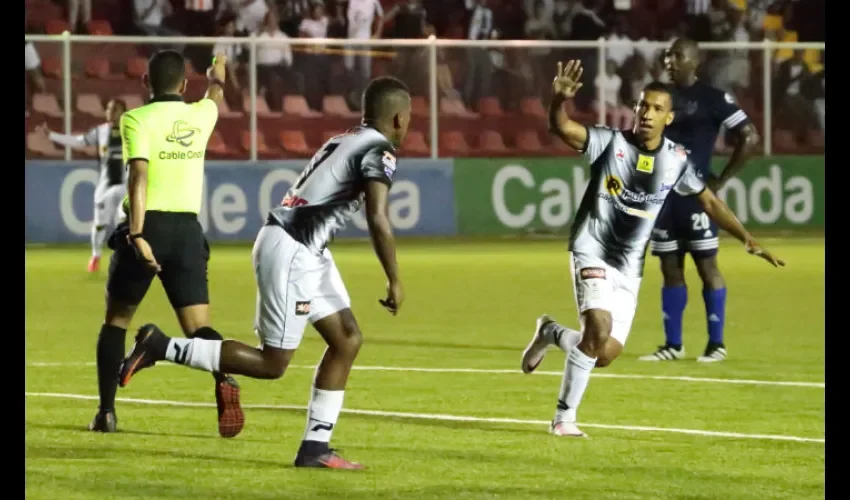 Ronaldo Córdoba (izq.) celebra  con uno de sus compañeros./ Foto Cortesía