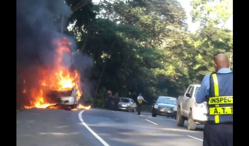 Bus incendiado en Loma Cová 