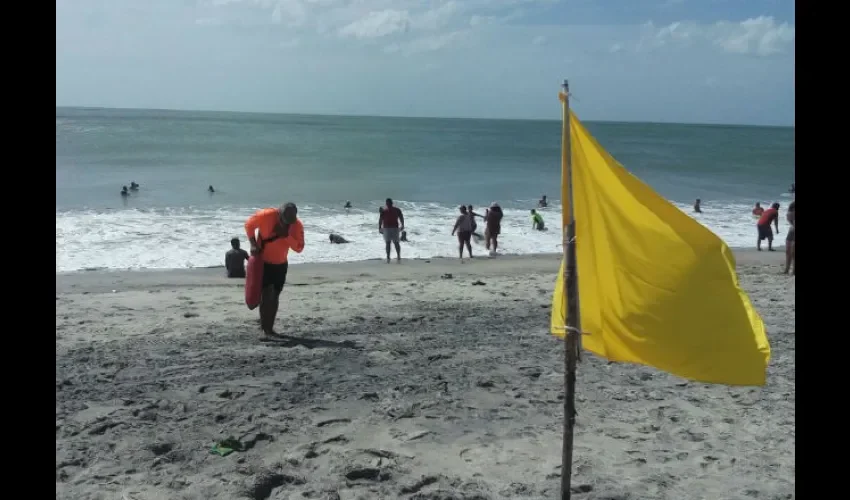 Bandera roja y amarilla por fuertes oleajes 