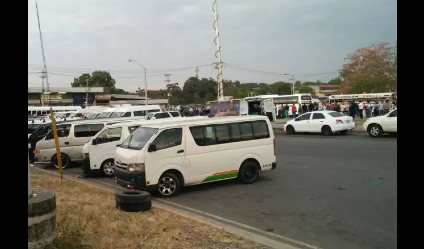 Protesta de conductores de buses piratas en la 24 de Diciembre